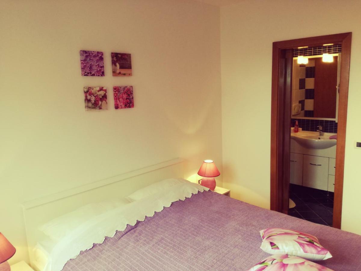 Room Kris With Private Entrance & Private Bathroom Vilanija Экстерьер фото