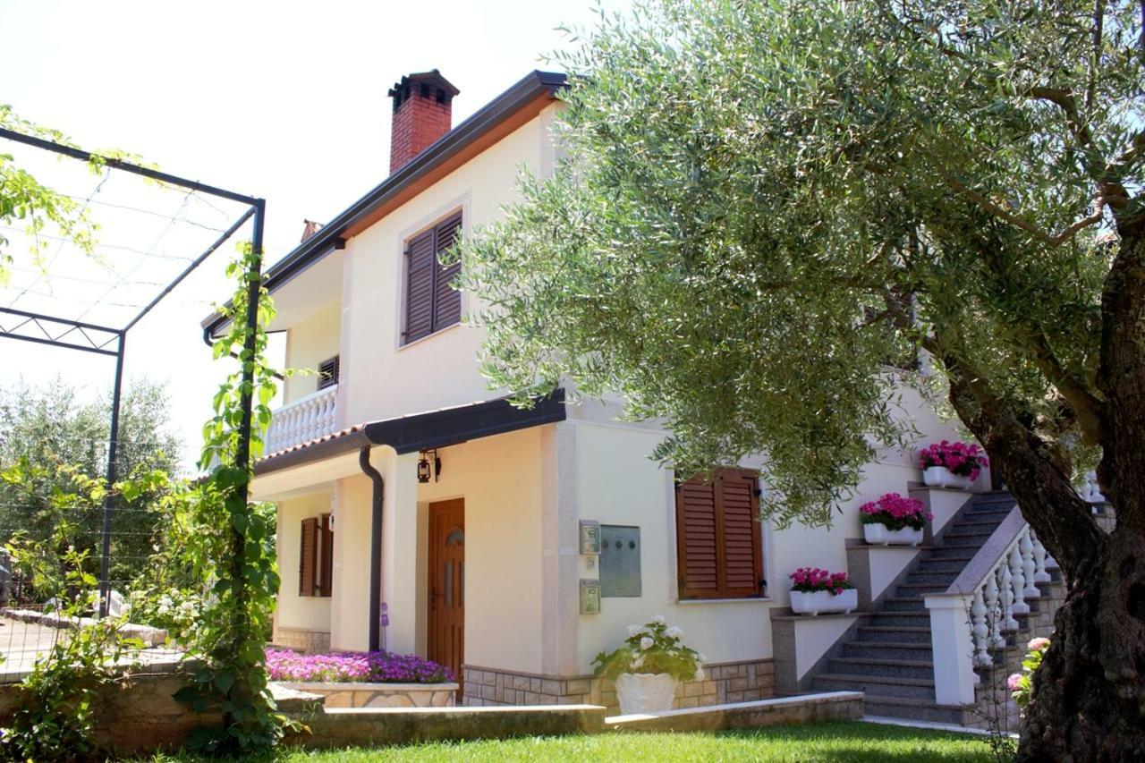 Room Kris With Private Entrance & Private Bathroom Vilanija Экстерьер фото