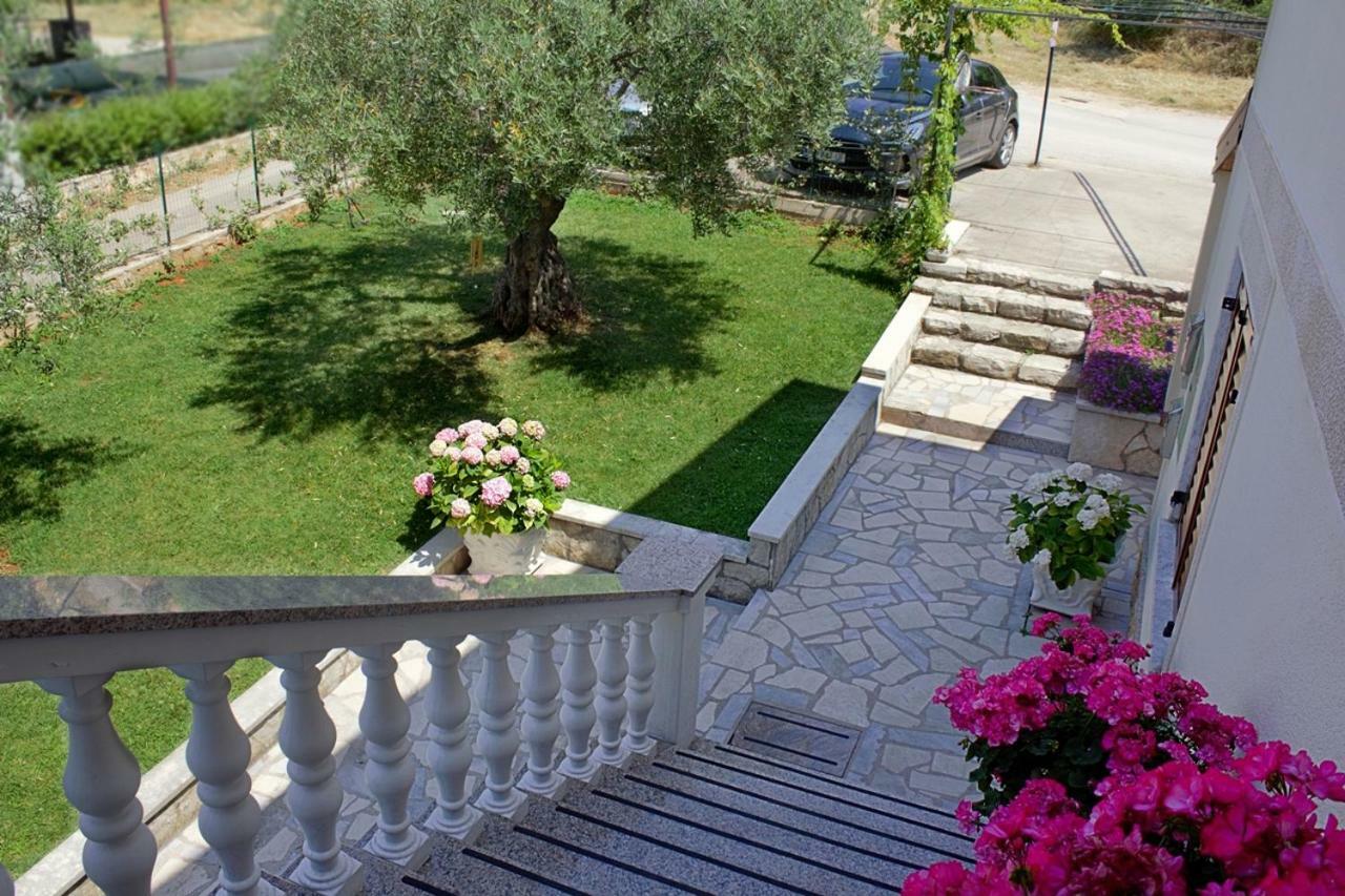 Room Kris With Private Entrance & Private Bathroom Vilanija Экстерьер фото